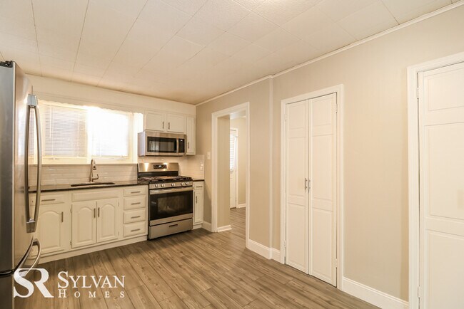Building Photo - Fall in love with this beautiful 3BR 1.5BA...