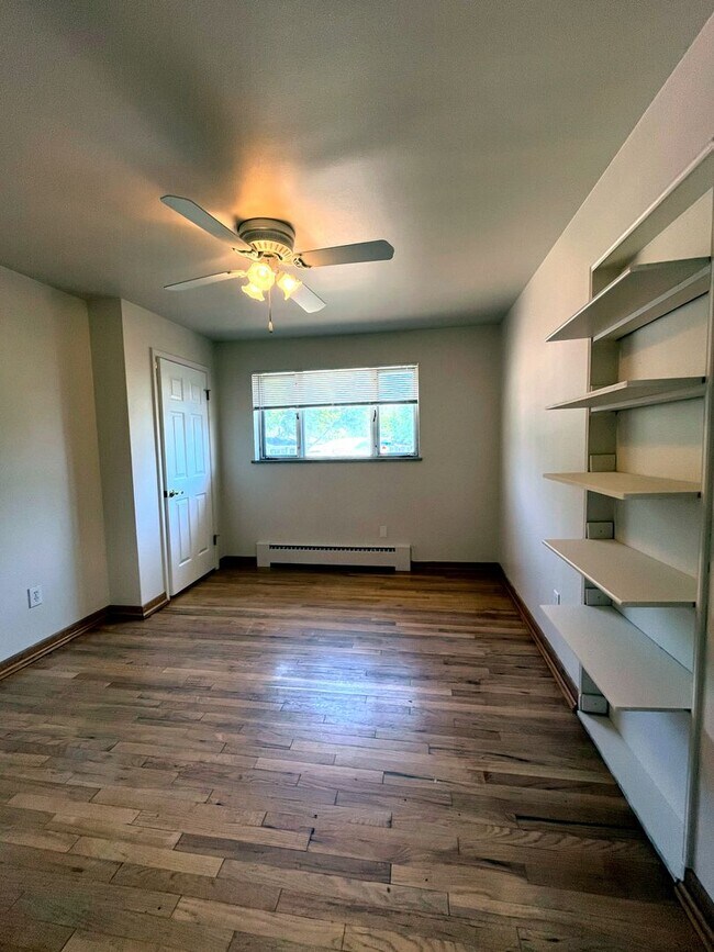 Building Photo - HUGE 4bd 4bth with Finished Basement and 2 Kitchens!!