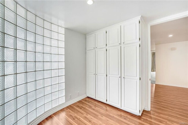 Foto del edificio - 2122 Century Park Ln