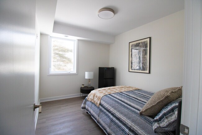 Photo du bâtiment - 5-bedroom, 3 washrooms apartment - 5 minutes walk from CarletonU