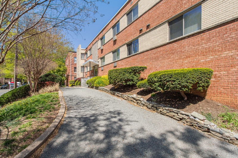 Foto principal - 4465 MacArthur Blvd NW