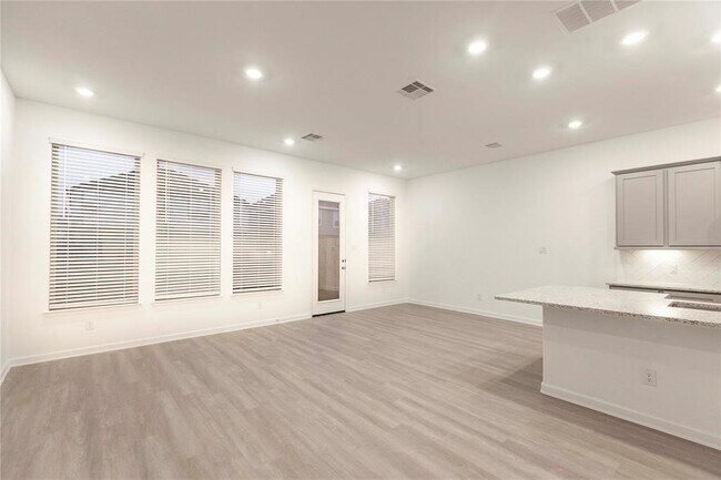 Foto del edificio - 4042 Champlain Wy