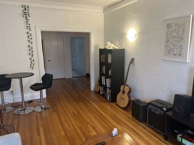 Building Photo - Avl NOW No Fee! Spacious 2BR near Coolidge...
