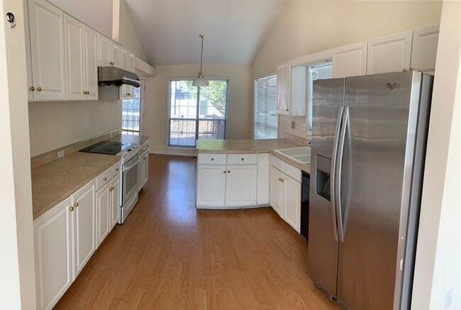 Building Photo - Great location! Sweet home!
