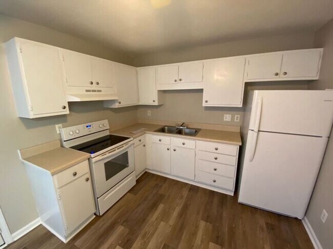 Building Photo - Updated 2 bedroom in convenient Durham loc...