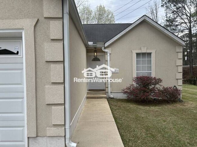 Building Photo - Adorable cottage 2 bedroom 2 bath with a 2 car garage