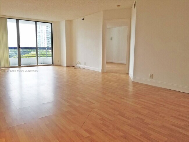 Foto del edificio - 3400 NE 192 St