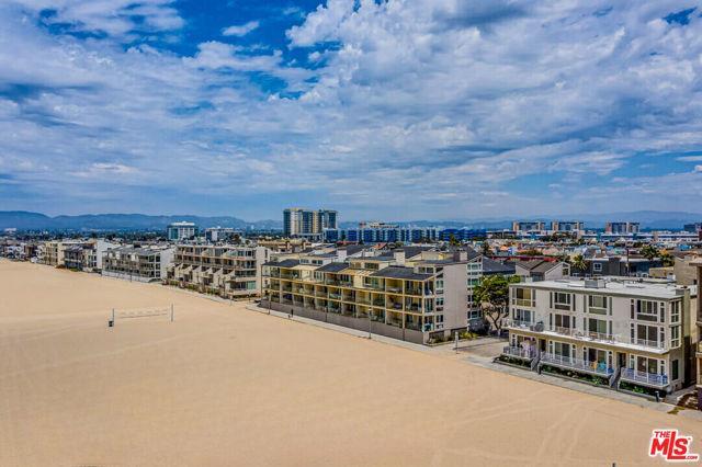 Foto del edificio - 4403 Ocean Front Walk