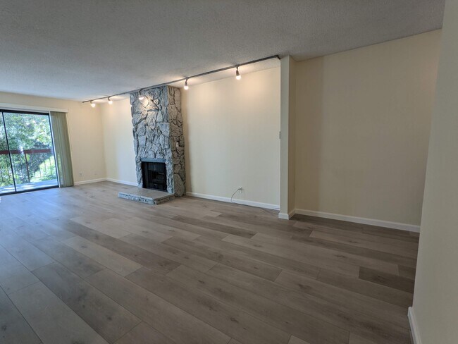 Building Photo - 635 E Elmwood Ave