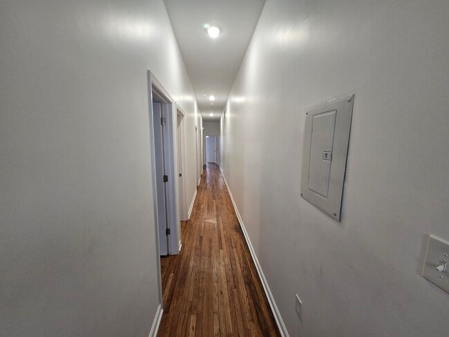 Building Photo - 584 Main St