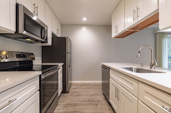 1BR, 1BA - 732SF - Kitchen - Oakview