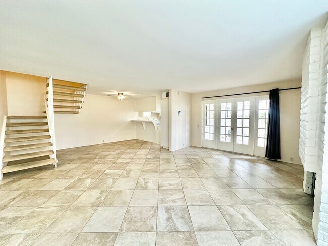 Foto del edificio - Spacious Condo with A Large Patio and Upstiars Balcony! Parking and Water Included!