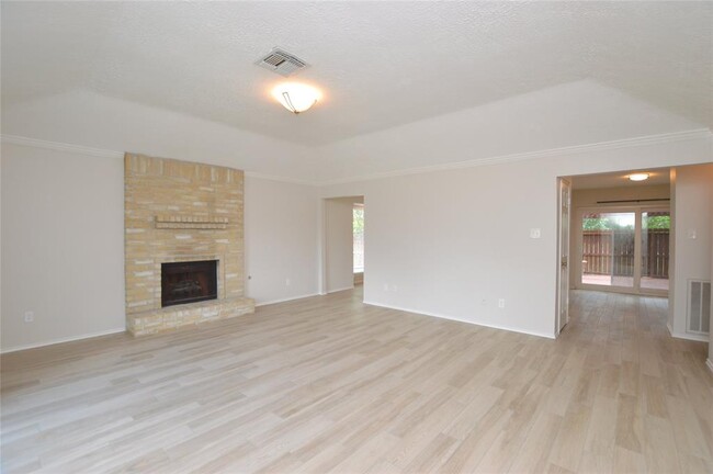 Foto del edificio - 703 Flower Field Ct