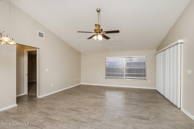 Foto del edificio - 865 Pine Wood Ave