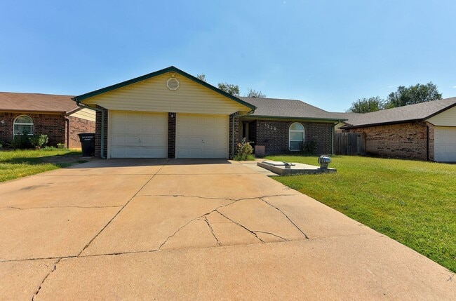 Foto del edificio - Charming 4-Bedroom Home with Modern Update...