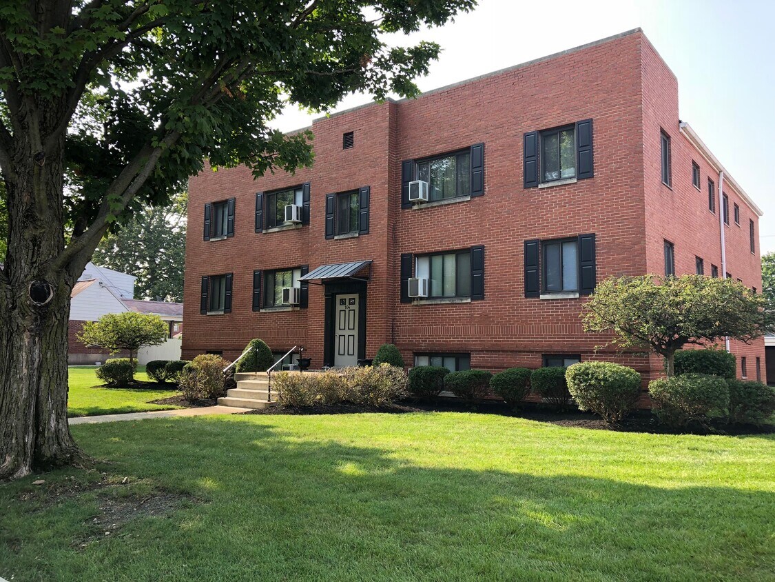 Quiet building in upscale W. Kettering - 100 Lewiston Rd