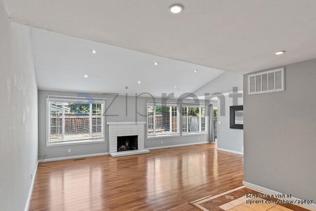Foto del edificio - 3686 Lightfare Ct