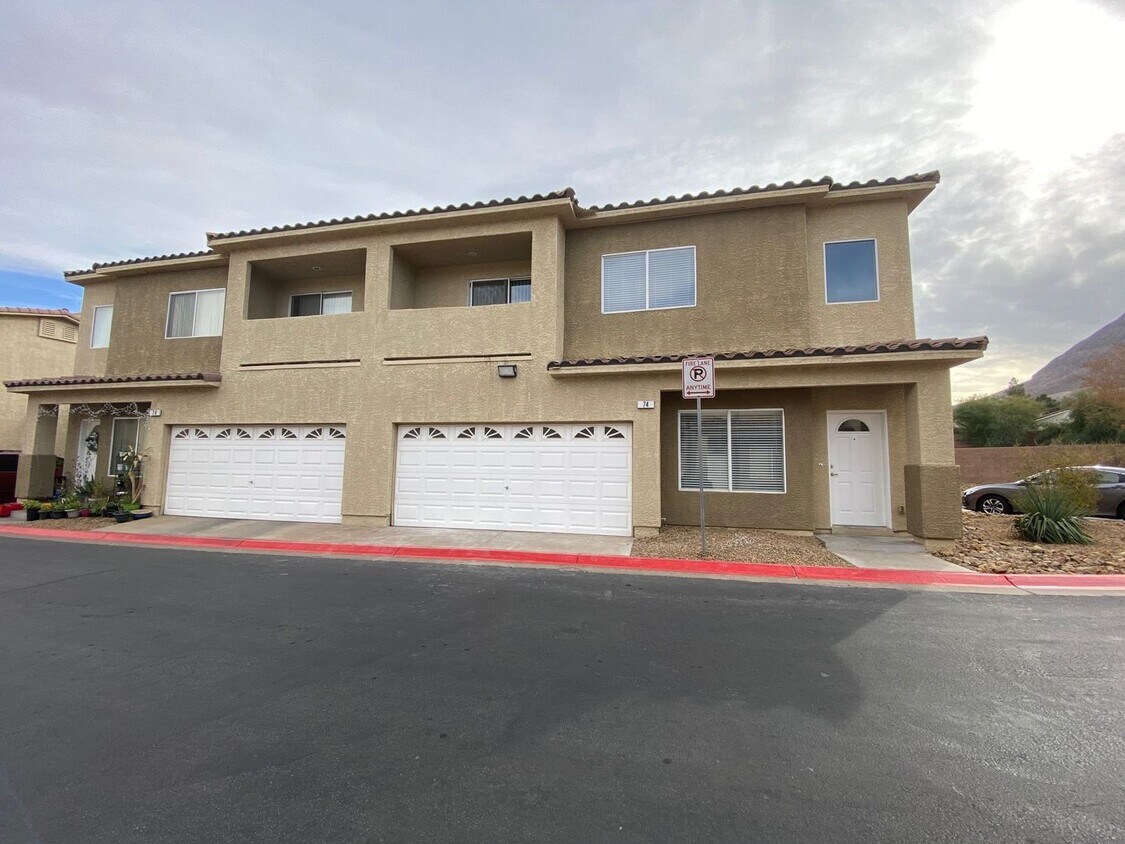 Foto principal - 2 bedroom Townhouse w/loft and 2 car garage