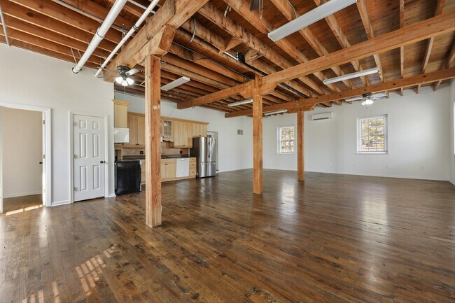 Building Photo - 664 E Meeting St