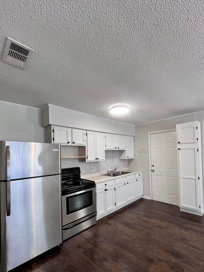 Building Photo - 207 Lake Dr