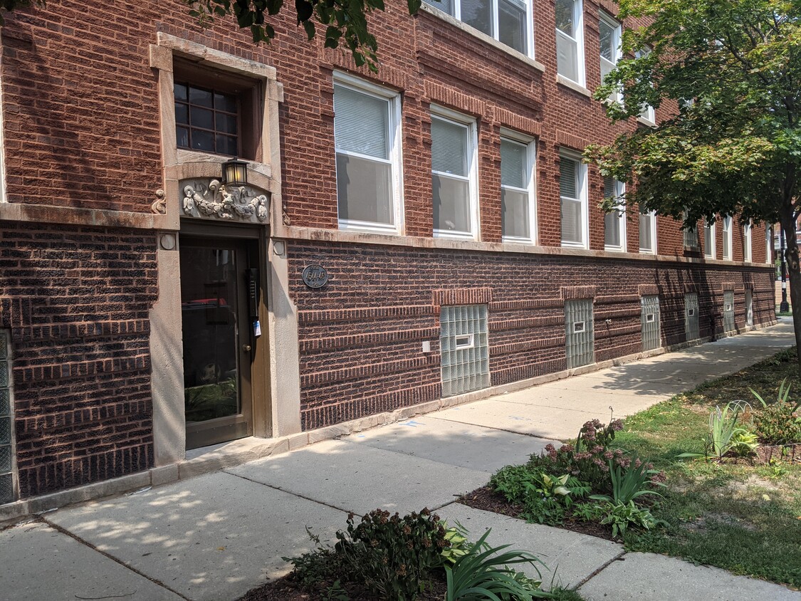 Primary Photo - 4546 N Troy St