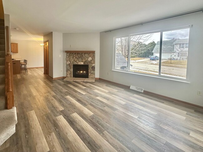 Foto del edificio - Charming Pewaukee Townhome with Modern Tou...