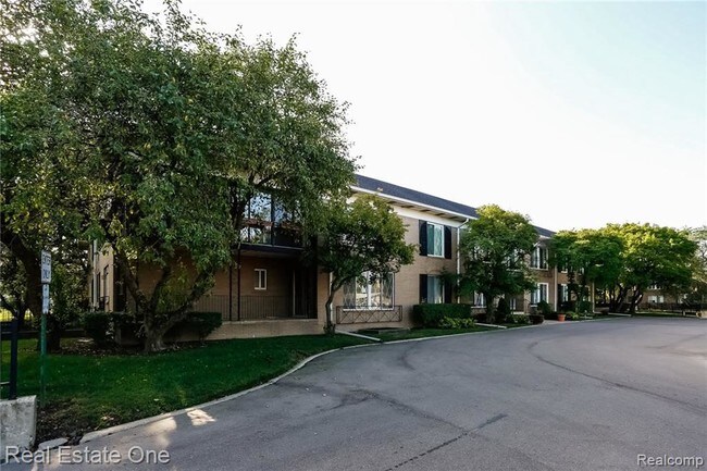Building Photo - 25530 Southfield Rd