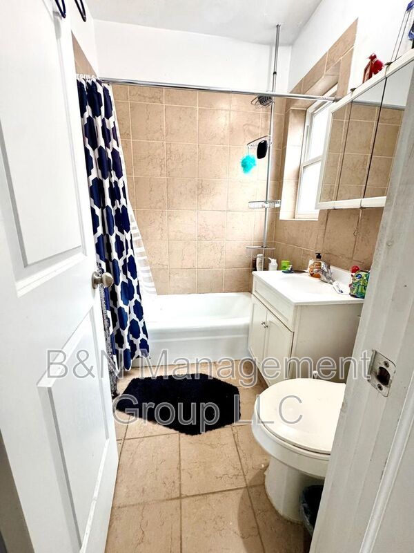 Building Photo - 1057 W Dakin St