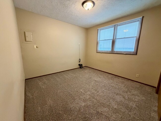 Building Photo - **COMING SOON** 2 bed 1 bath ground level duplex