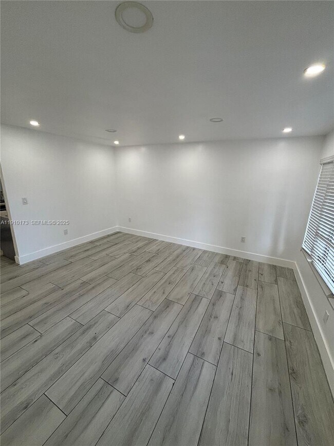 Foto del edificio - 17110 NW 11th Ave