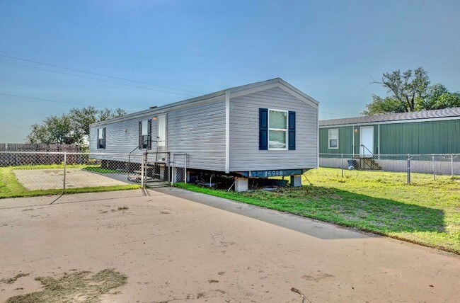 Building Photo - 2 bed 2 bath trailer available now