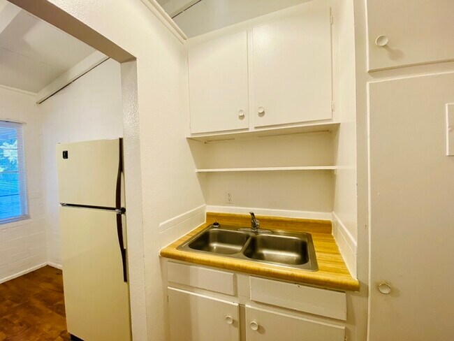 Building Photo - Spacious 1 Bedroom Home with Vaulted Ceili...