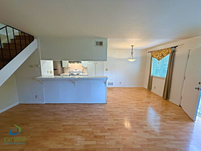 Foto del edificio - $2895 - 2 Bed/1 Bath Townhome in North San Jose-Near Lightrail