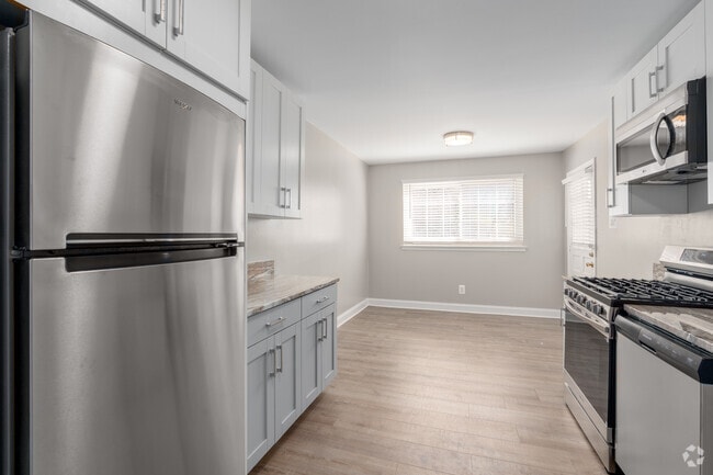 1BR, 1BA - 782SF - Kitchen - Sussex Square