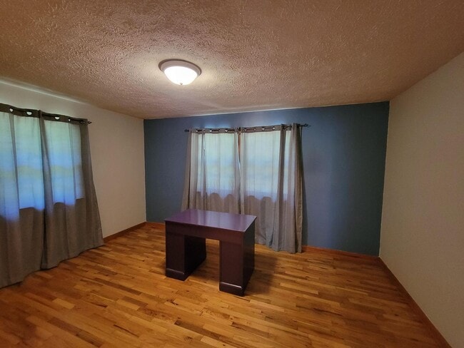 Building Photo - 3 bedroom house 1.5 bathroom