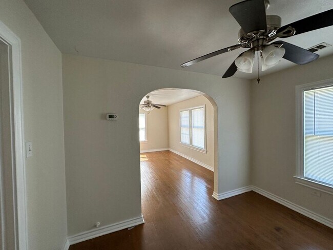Building Photo - 1709 W Olmos Dr