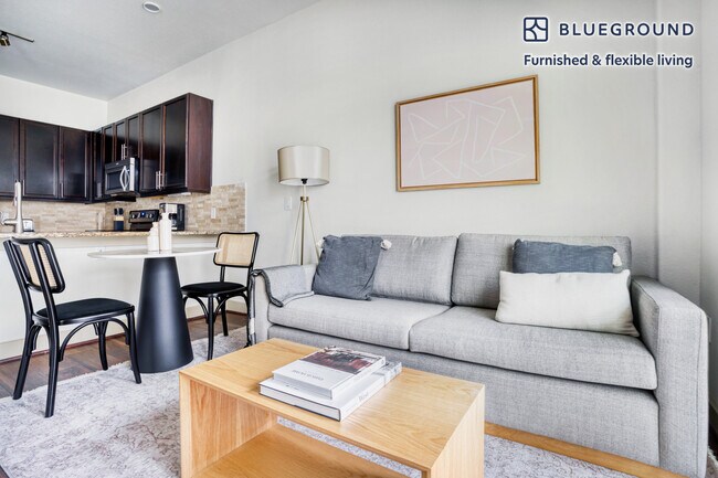 Foto del edificio - 422 W Riverside Dr