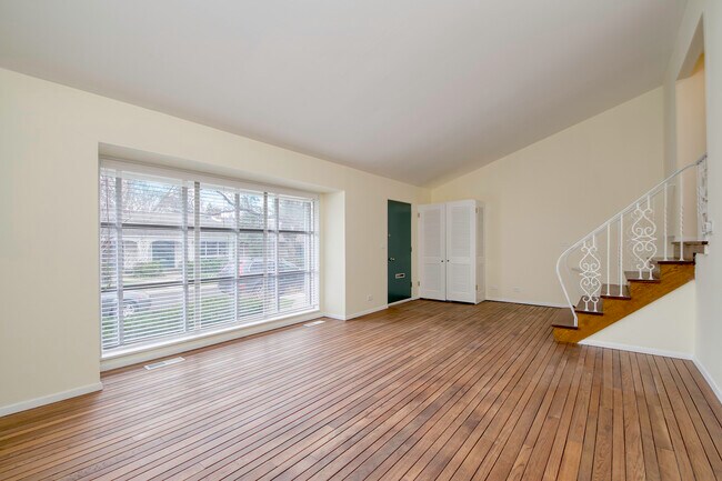 Building Photo - 624 Carriage Hill Dr