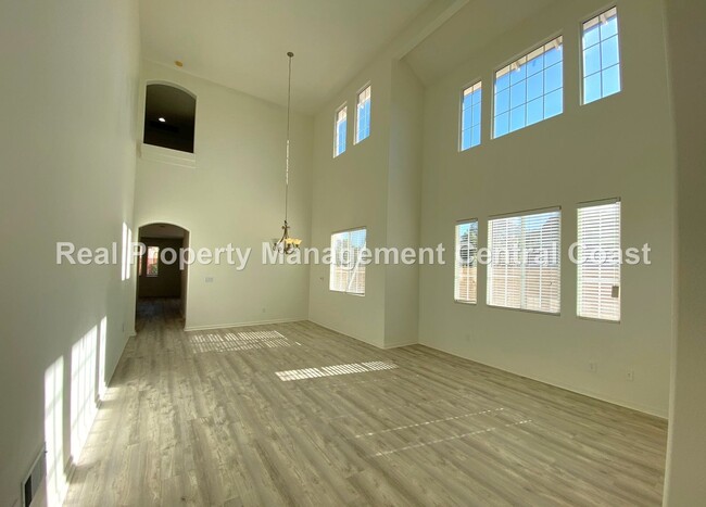 Foto del edificio - AVAILABLE NOW - Executive Style Santa Mari...
