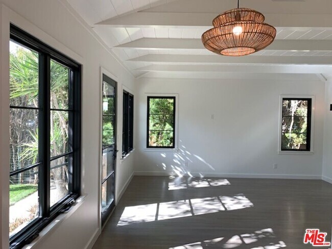 Foto del edificio - 1244 S Sycamore Ave