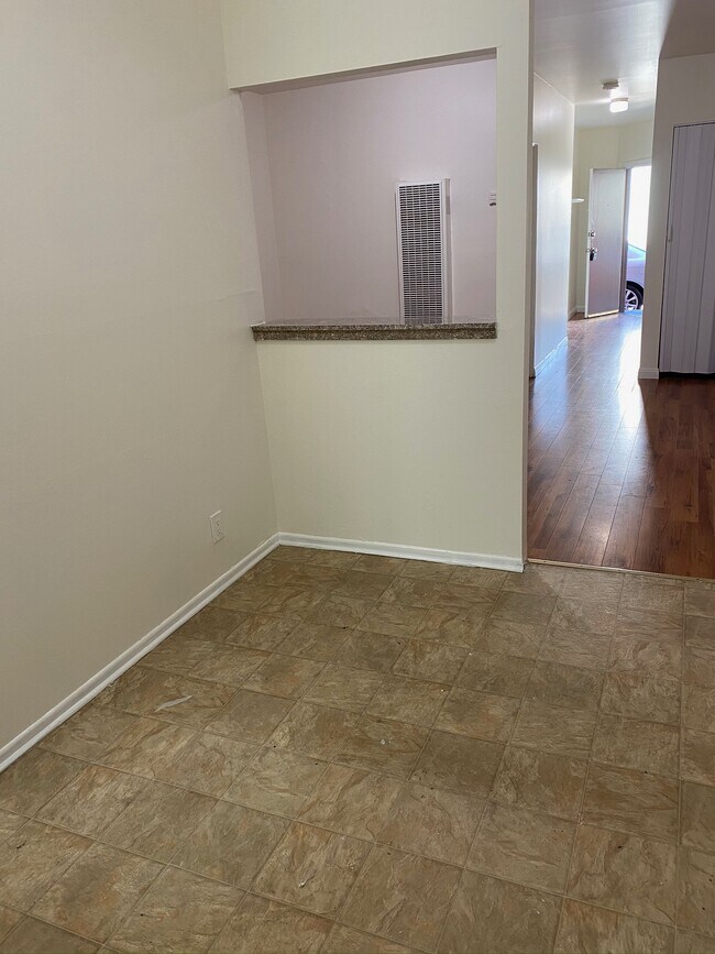 Eating area next to the kitchen - 104 Breeze Ave