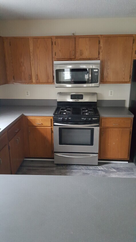 Kitchen/Stove - 272 Tulip Ln