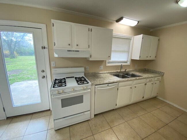 Building Photo - 3 Bedroom Duplex Located in West Fayettevi...
