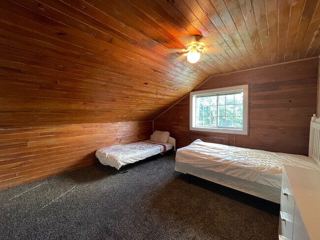 Bed 1 - 120 S Main St