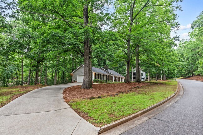Building Photo - Prime Time Normal Town Living Home!