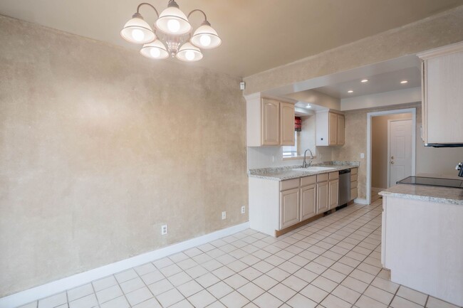 Building Photo - 3 Bed / 2 Bath in Broken Arrow!