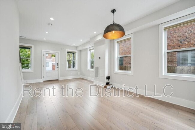 Building Photo - 608 Roxboro Pl NW