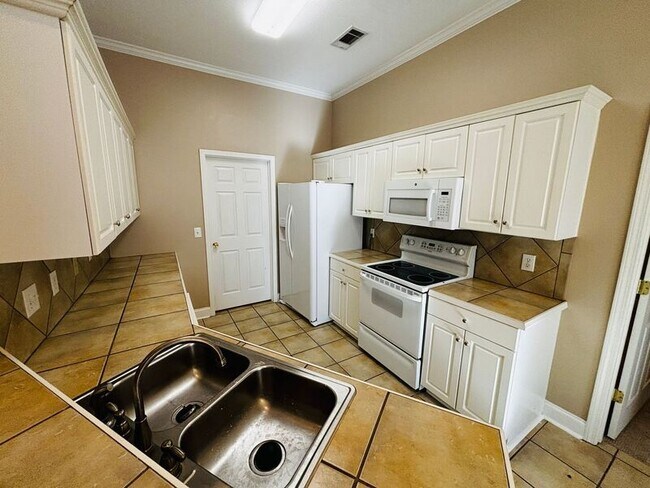 Foto del edificio - 309 Edge Water Branch Dr