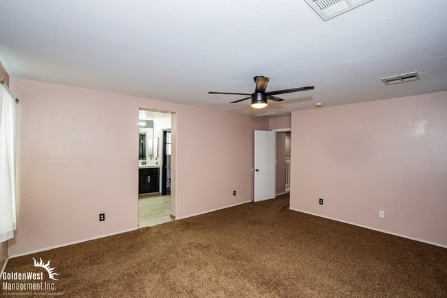 Building Photo - Spacious 3Bdm 2.5Ba Home with Modern Touch...