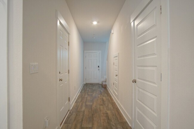 Foto del edificio - Spacious 3BR/2.5BA Townhome with 1-Car Garage in Admiral’s Quarters—Pool, Dog Park, Near 9 Mile R...